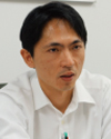 梅原康史 氏