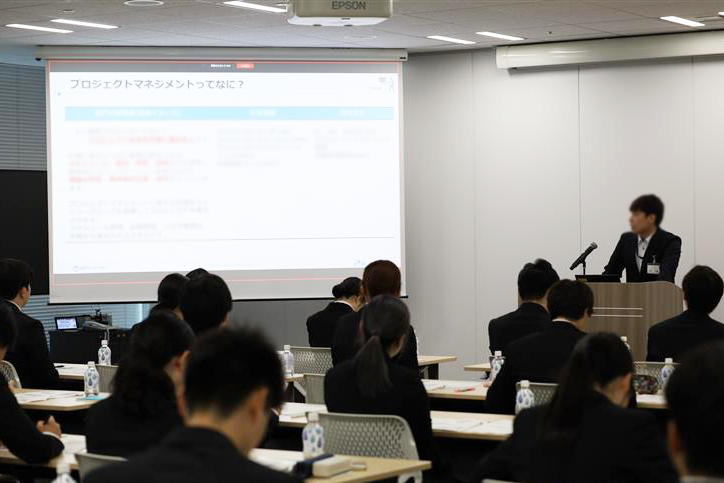 先輩社員による業務紹介の様子