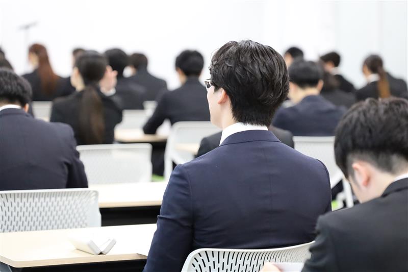 業務紹介の話を聞く内定者の様子