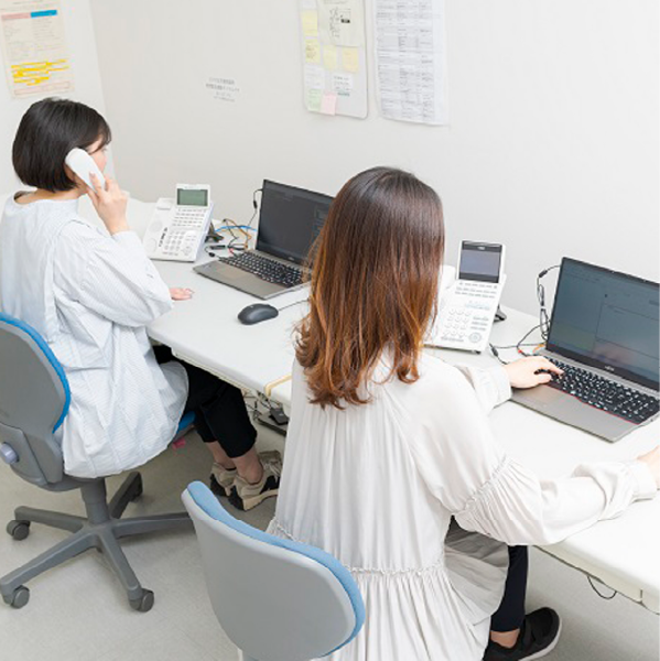コールセンターで受付をしている様子