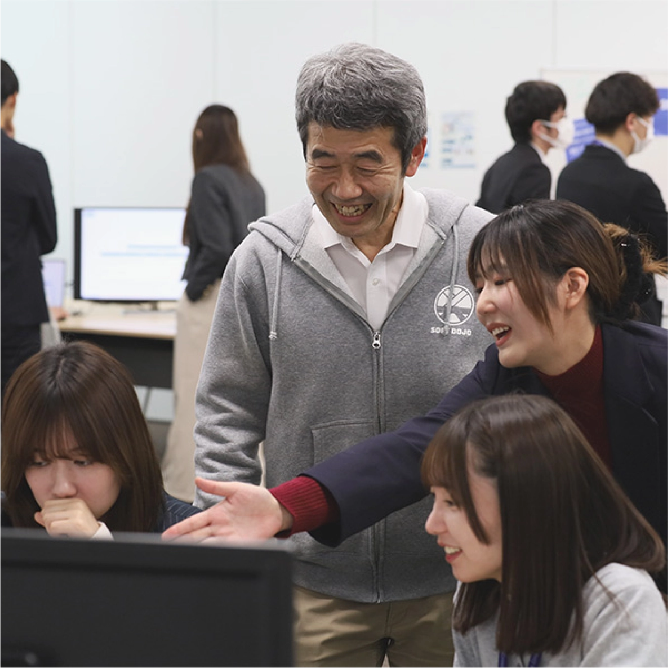 社員が研修講師として指導する研修模様