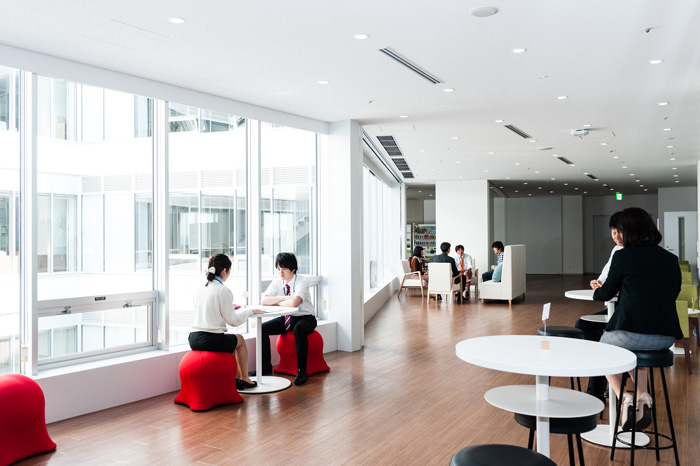 バランスボールチェア等を使用した社員の健康管理