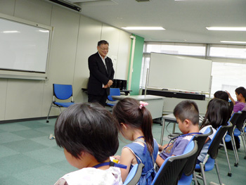 子供たちに講演をしている様子の写真