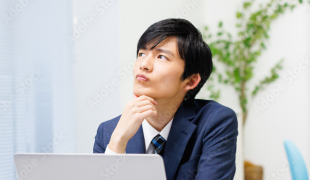 悩んでいる男性の写真