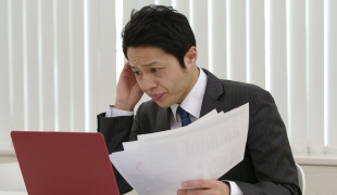 困っている男性の写真