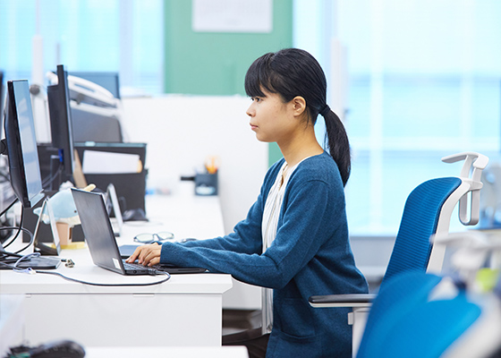 デスクでPCに向かって仕事をしている伊藤 歩未の写真
