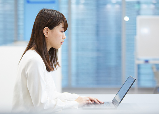 PCに向かって仕事をする藤浪 望美の写真
