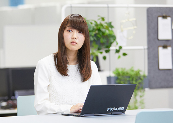 PCの前に座っている藤浪 望美の写真