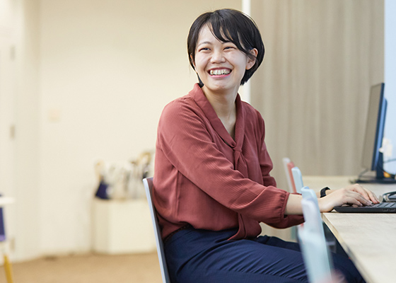 PCの前で笑顔でインタビューを受ける大北 幸奈の写真