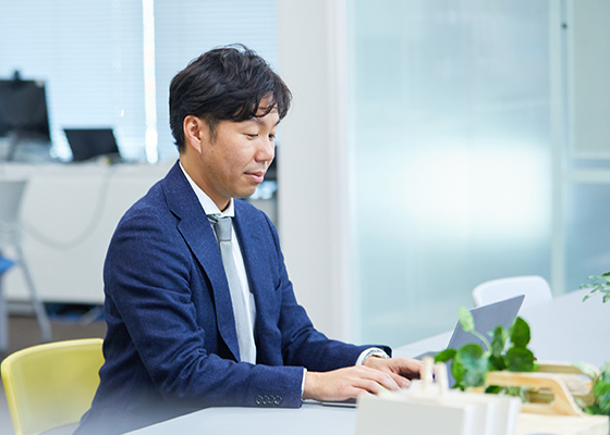 PCに向かって仕事をする奈良 真史の写真