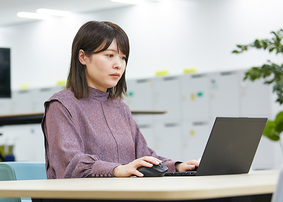 PCに向かって仕事をする石塚 絵理の写真