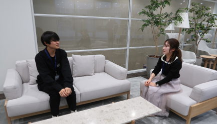 写真:インタビュー風景。伊藤さんと新井さんが座って会話をしている。