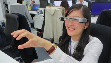 実証実験中の末永。眼鏡型のVR機器を付けている。
