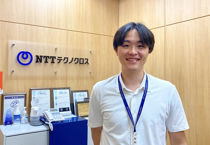 増渕 仁史の笑顔の上半身の写真