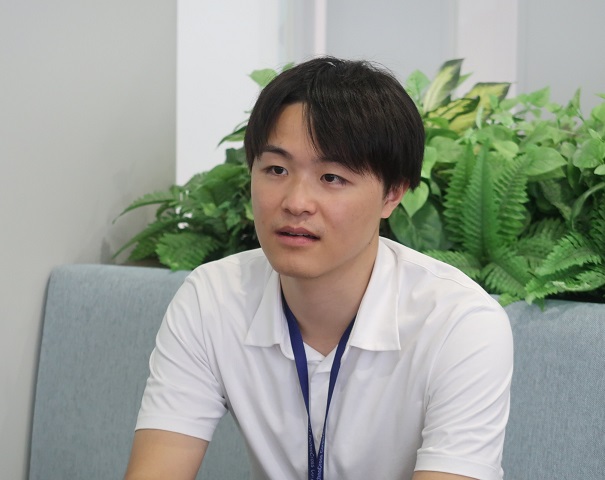 増渕仁史が座ってる上半身の写真