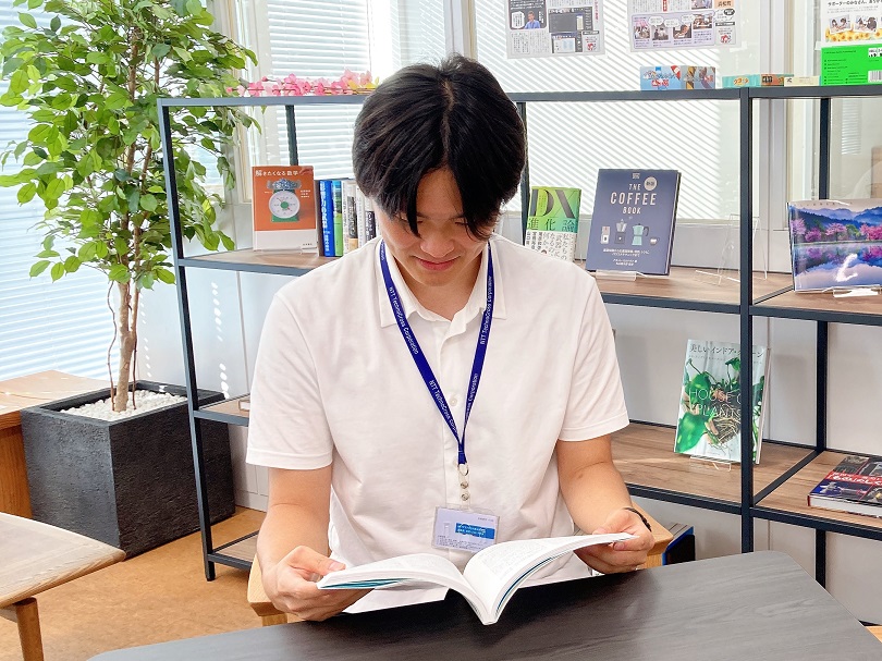 読書中の増渕 仁史の写真