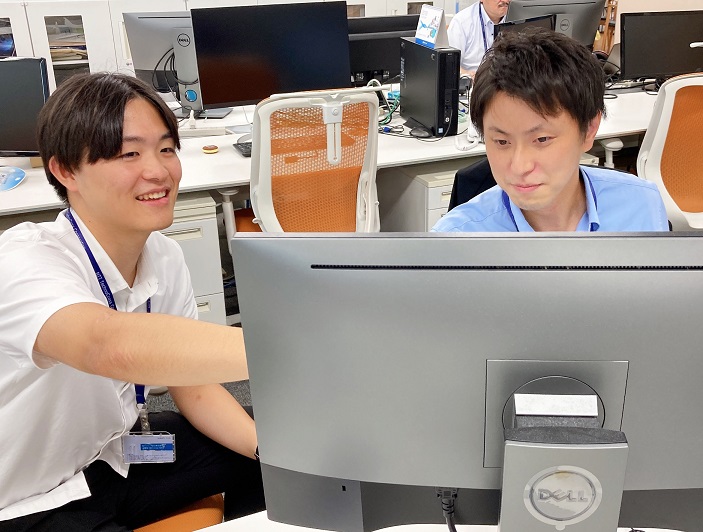 OJT指導者に指導されている増渕仁史の写真
