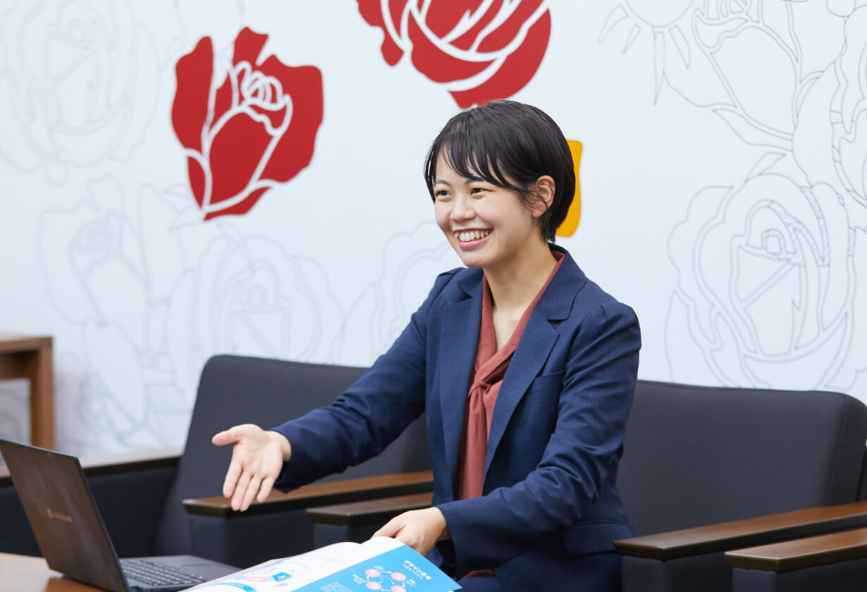 写真:笑顔で営業中の社員