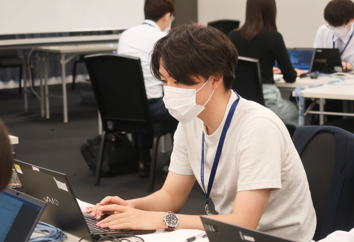 写真:パソコンで作業中の社員