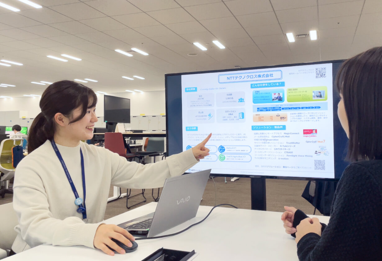 写真:モニターに向かいミーティング中の社員2名