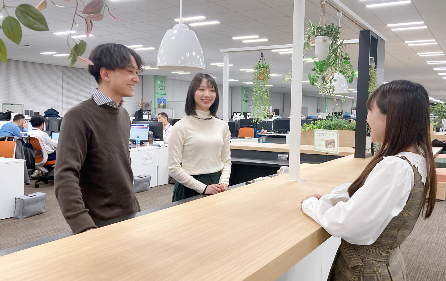 写真:リフレッシュコーナーで談笑する社員3名