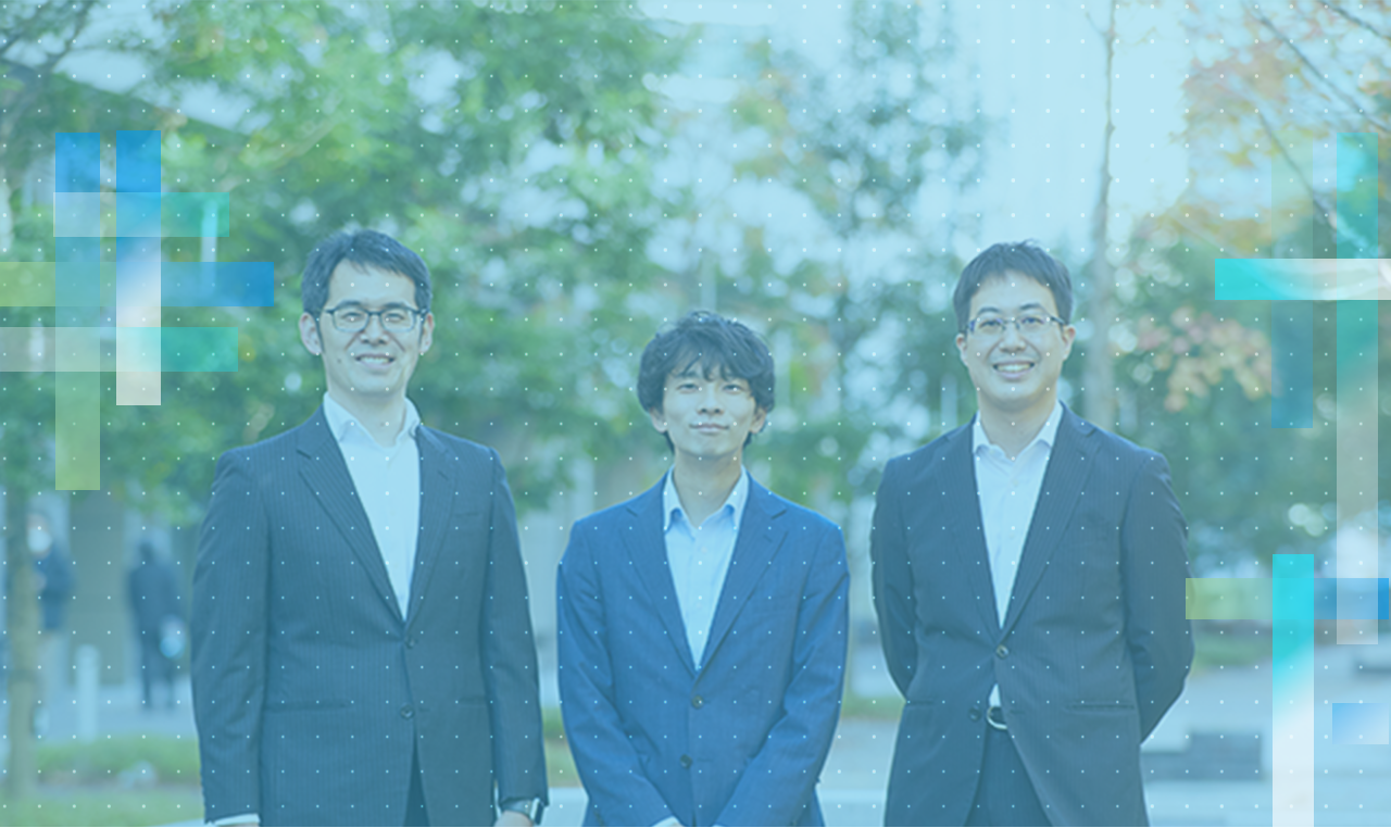 写真:プロジェクトメンバー3名が笑顔で並んでいる写真