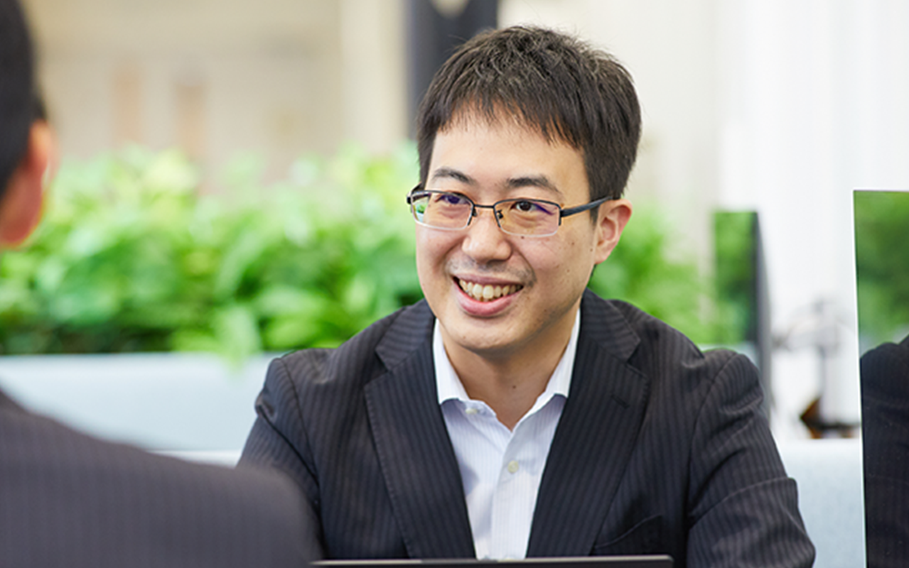 写真:ミーティング中の竹村さん