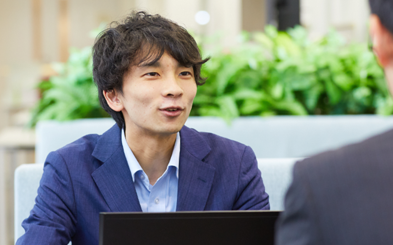 写真:ミーティング中の橋口さん