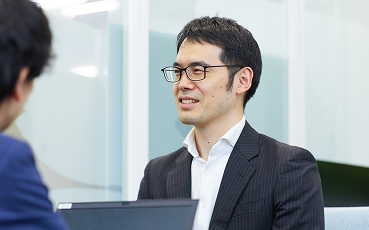 写真:ミーティング中の山田さん