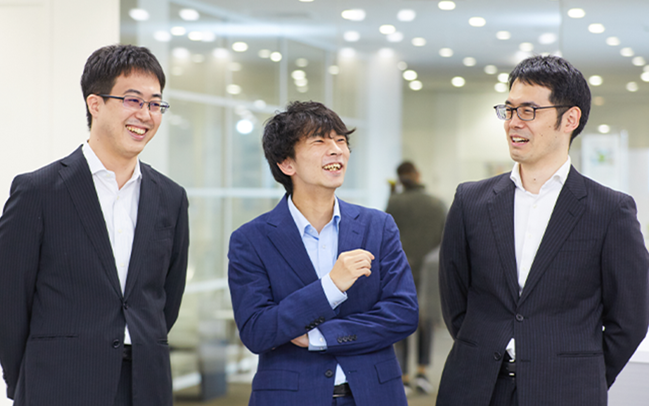 写真:談笑する社員3名