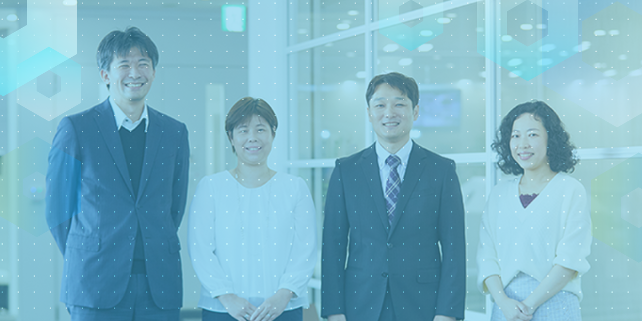 写真:管理職座談会に参加の4名が笑顔で並んだ写真。