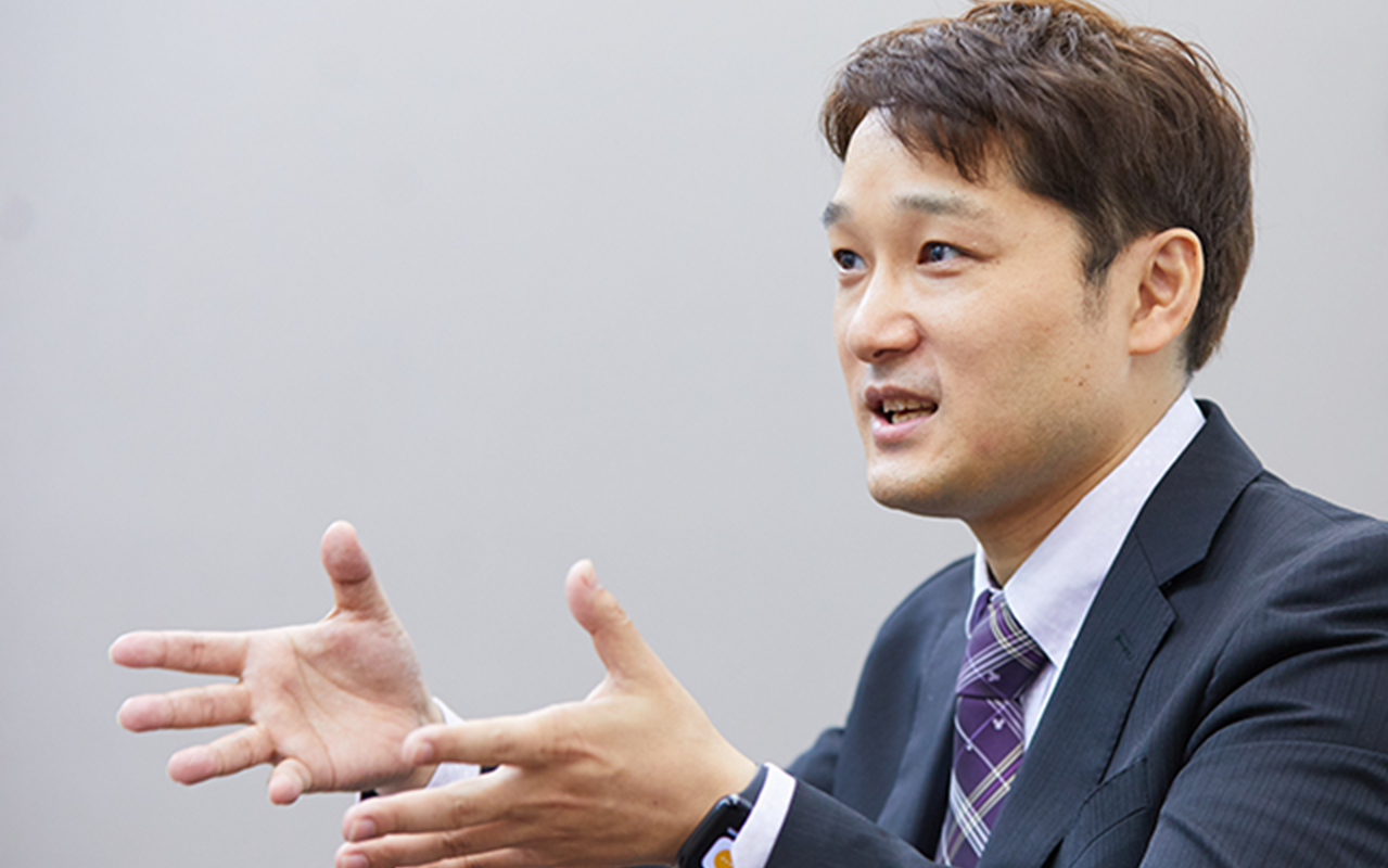 座談会で話している最中の松井 一比良の写真