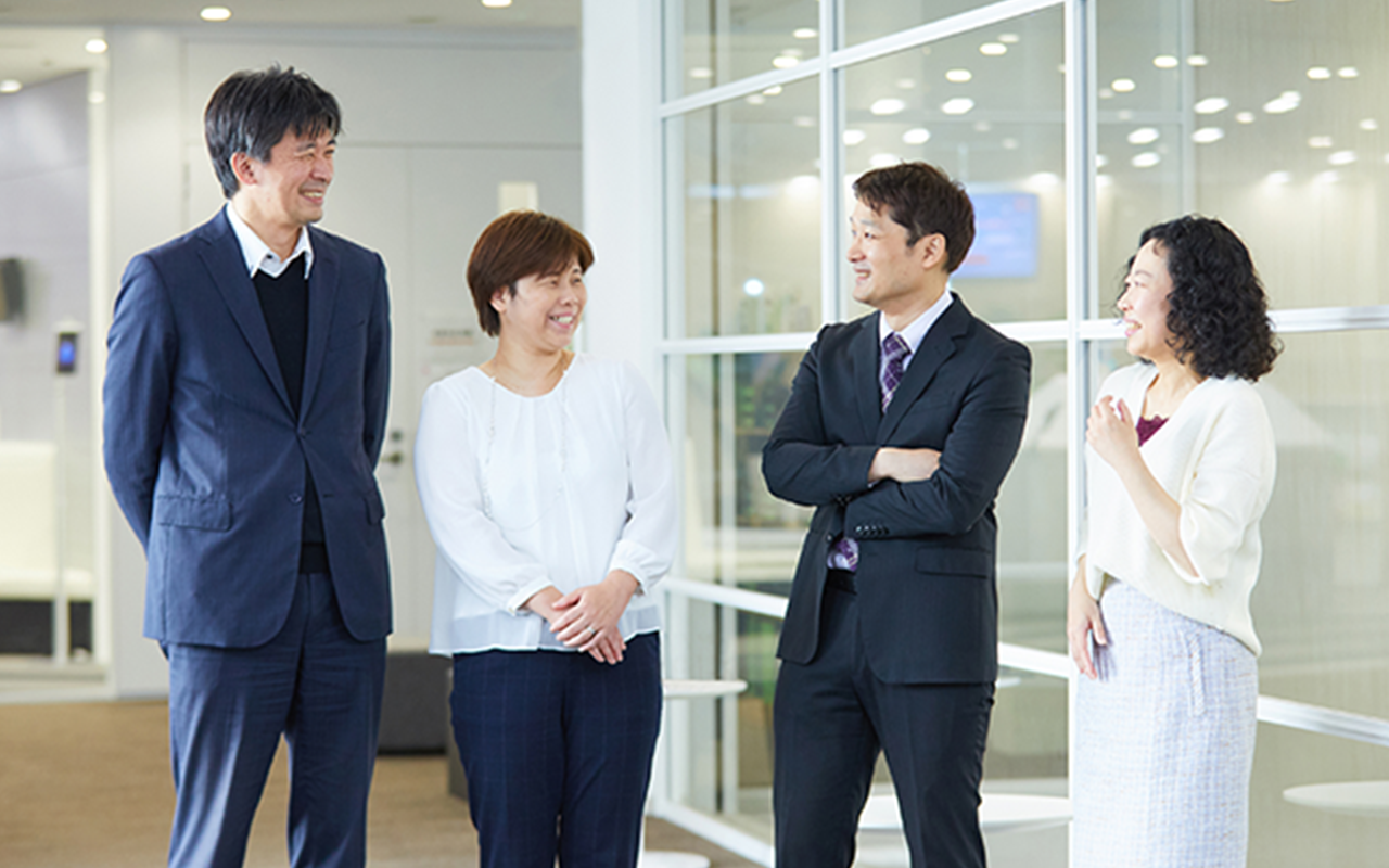 並んで楽しそうに話している4名の写真