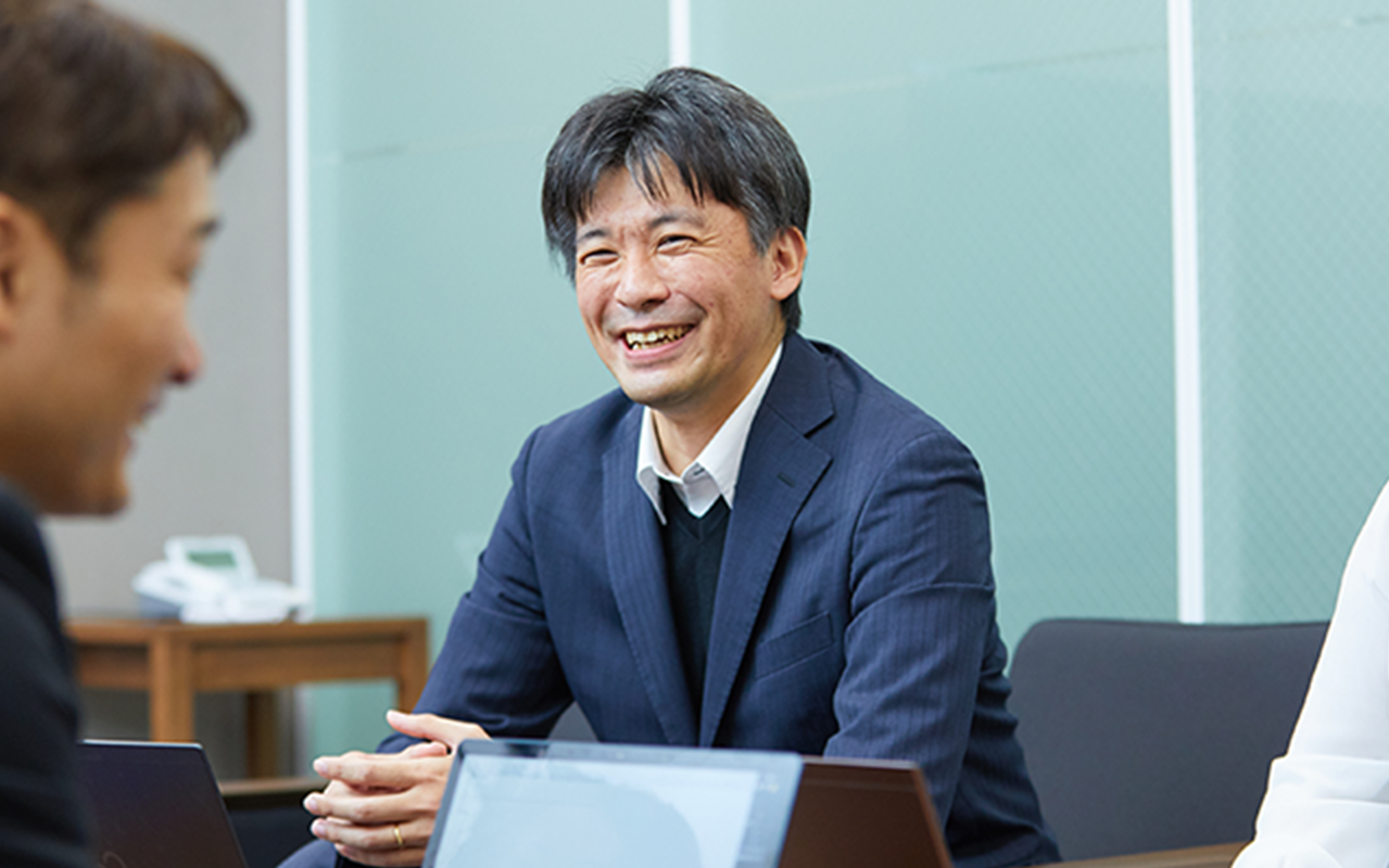 座談会で話している最中の坂本 勇介の写真