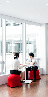 OFFICE　TOURページのスクリーンショット　オフィス写真の一部