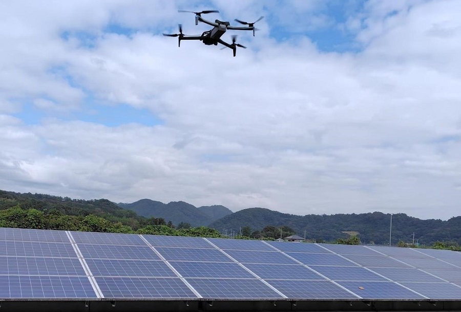 「Skydio X10」と「みるソラ」の太陽光パネル点検検証
